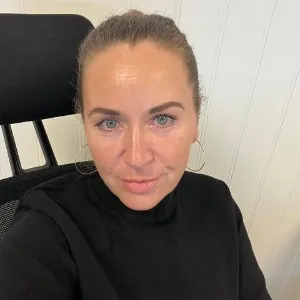 Woman with brown hair and black shirt