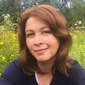 Woman with a blue shirt and brown hair
